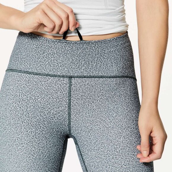 Lululemon Train Times 7/8 Pant 25" In Fractal Alpine White Black Size 4 - Picture 2 of 10